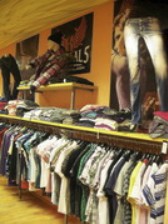Jeans auf dem Ständer bei Hosenstall Delitzsch
