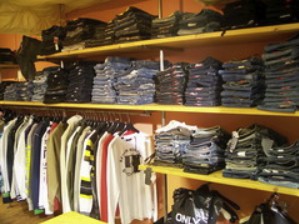 Markenjeans im Regal bei Hosenstall Delitzsch